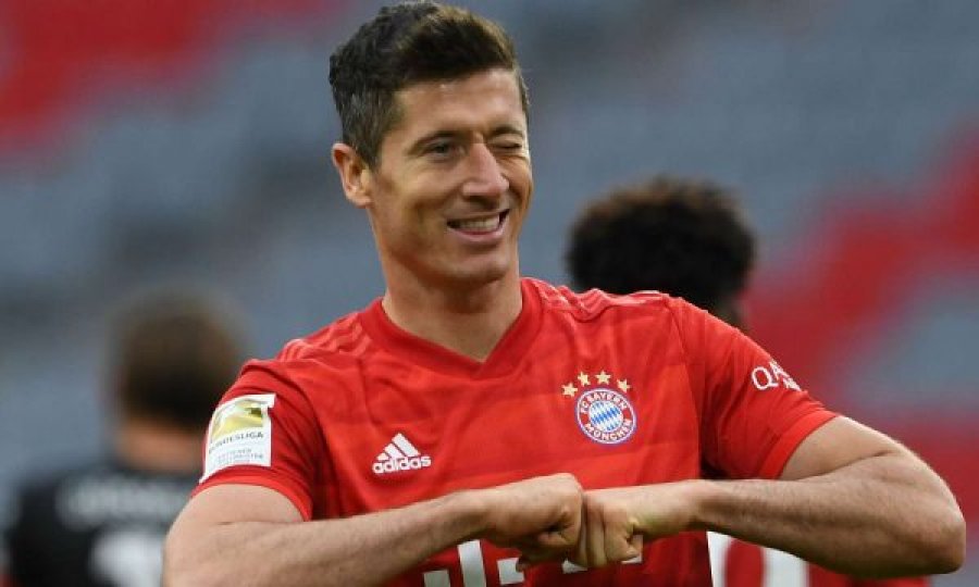 Robert Lewandowski arrin akordin me Barcelonën