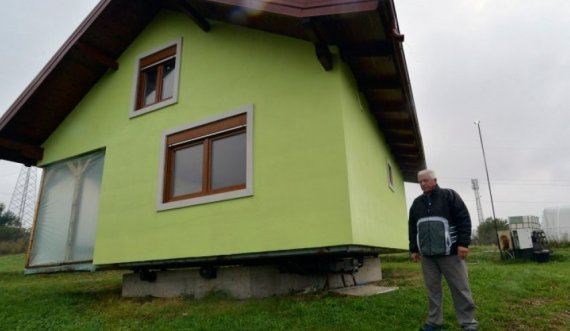 Ndërton një shtëpi rrotulluese, që gruaja e tij të shohë pamje të larmishme 