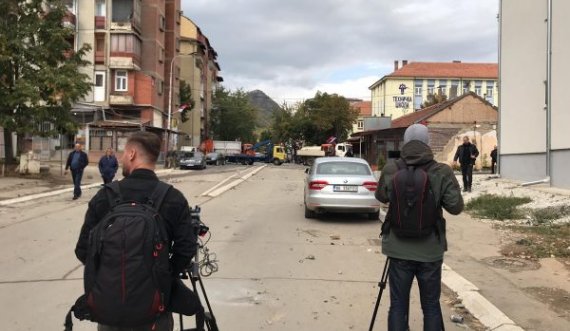  Tri bomba dore janë hedhur në drejtim të gazetarëve në veri 