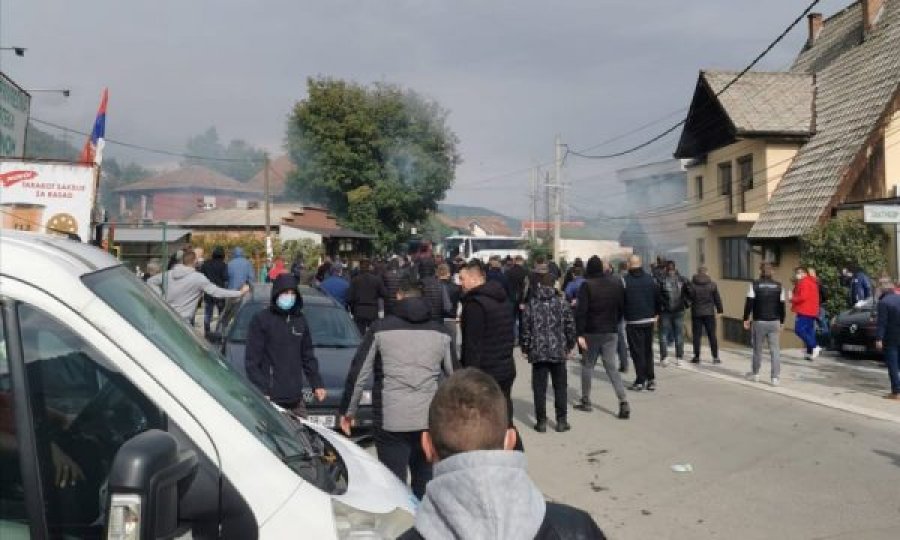  Policia vazhdon aksionin në veri, serbët mblidhen edhe në Zubin Potok e Zveçan, sërish tym 