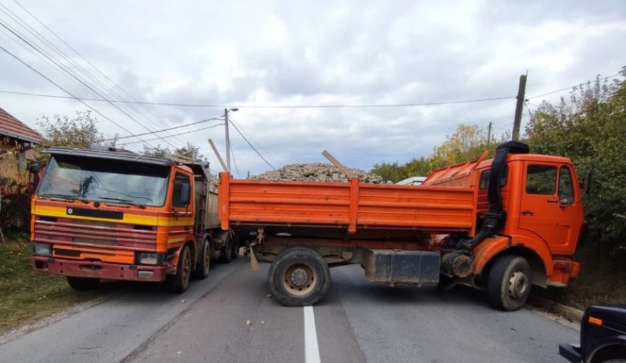 Serbët bllokojnë rrugën në Rudarë