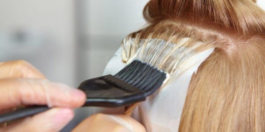 A ka vërtet një bojë bimore që nuk t’i dëmton flokët?