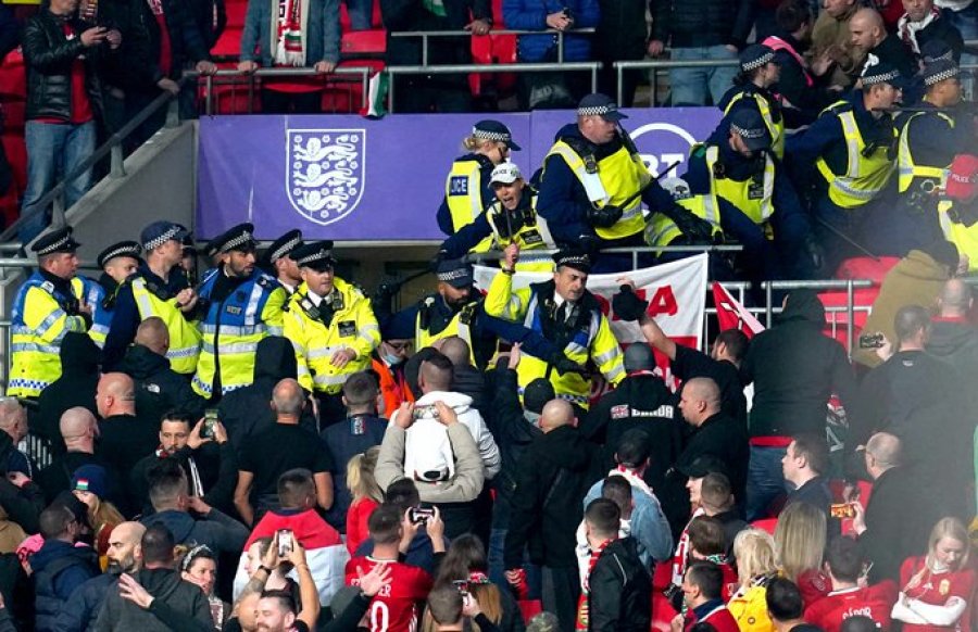 Tifozët hungarezë nuk përmirësohen dot, shkaktojnë trazira në “Wembley”