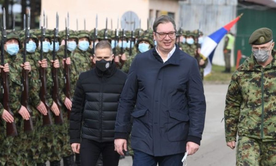 Xhandarmëria serbe këndon këngën “Të nisemi drejt për në Kosovë” para Vuçiqit