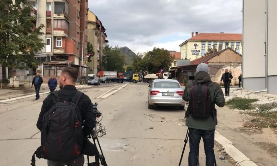  Tri bomba dore janë hedhur në drejtim të gazetarëve në veri 