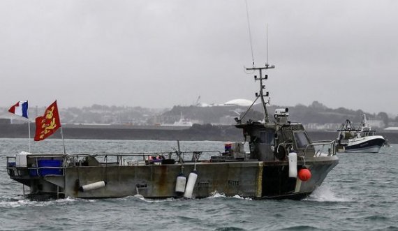 Eskalon mosmarrëveshja me Britaninë, francezët kërcënojnë me bllokim portesh