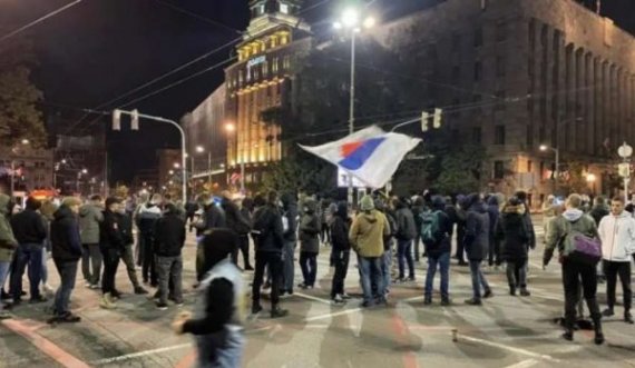 Serbët paralajmërojnë protestë para ambasadës së ShBA-së në Beograd