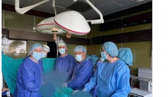 Operohet me sukses një 26 vjeçar me tumor ngjitur për aortën abdominale