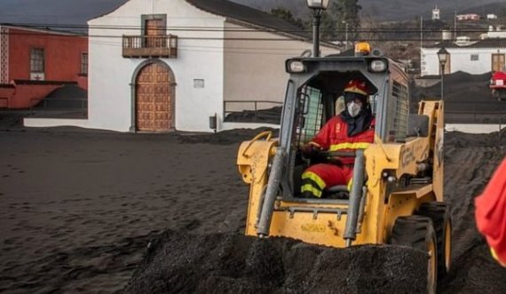 Qindra vullnetarë po punojnë për të zbuluar shtëpitë nga hiri vullkanik