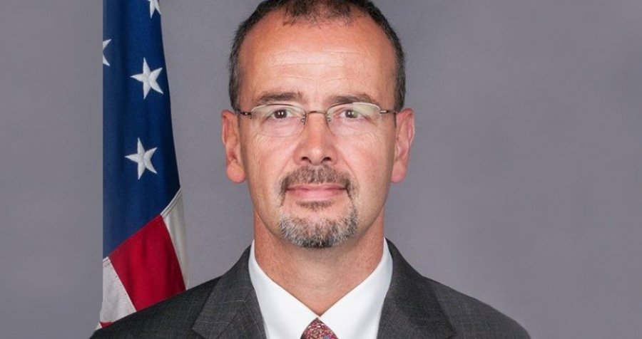 Ambasadori i SHBA-së në Beograd kërkon marrëveshje me njohje reciproke: Hill mezi pret të vijë në Serbi