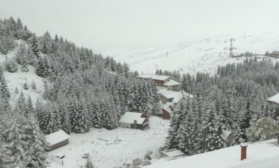 Bora kaplon Maqedoninë Veriore, shtresa arrin deri në 15 centimetra