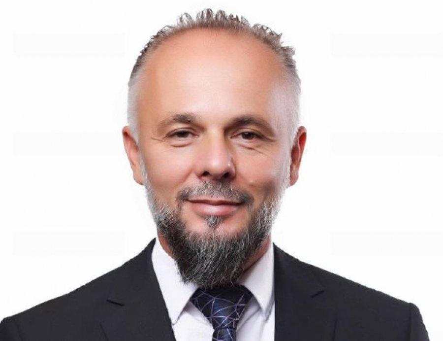 Impresario mbi portretin e krijuesit Tafil Peci