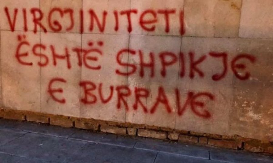 “Virgjiniteti është shpikje e burrave”, “Dhunuesit e grave n’burg” – dënohen aktivistët e grafiteve në Mitrovicë