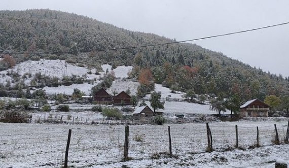 Fshati në Rugovë mbulohet nga bora