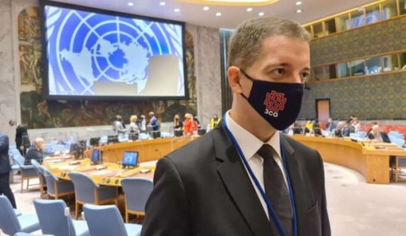 Provokon Gjuriq: Paraqitet në OKB me maskë me simbol të Asociacionit të Komunave Serbe