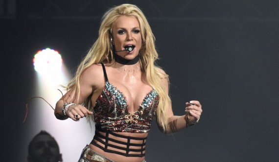 Britney pozon si e ‘çmendur’, mban gjoksin me duar