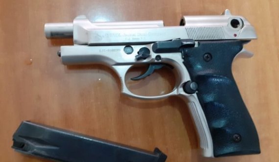 Intervistohet 19-vjeçari që mbante armë në brez derisa ishte në një kafiteri në Ferizaj