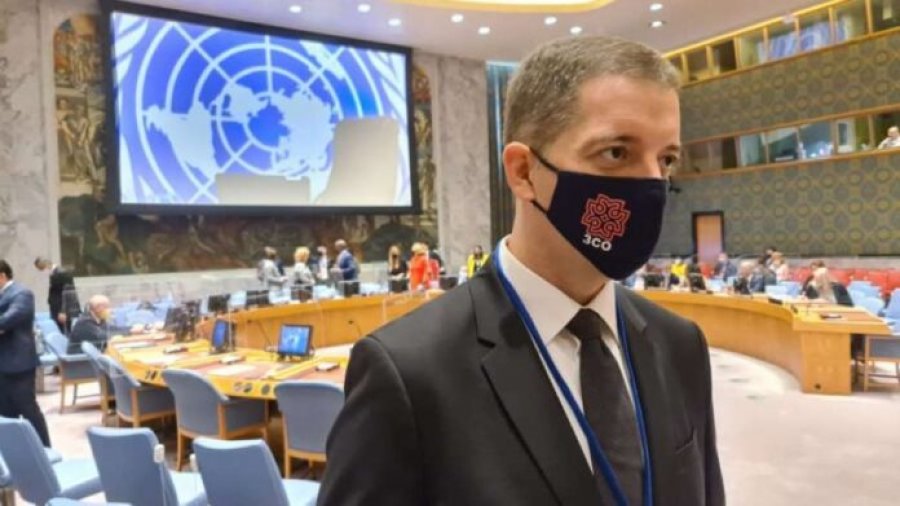 Provokon Gjuriq: Paraqitet në OKB me maskë me simbol të Asociacionit të Komunave Serbe