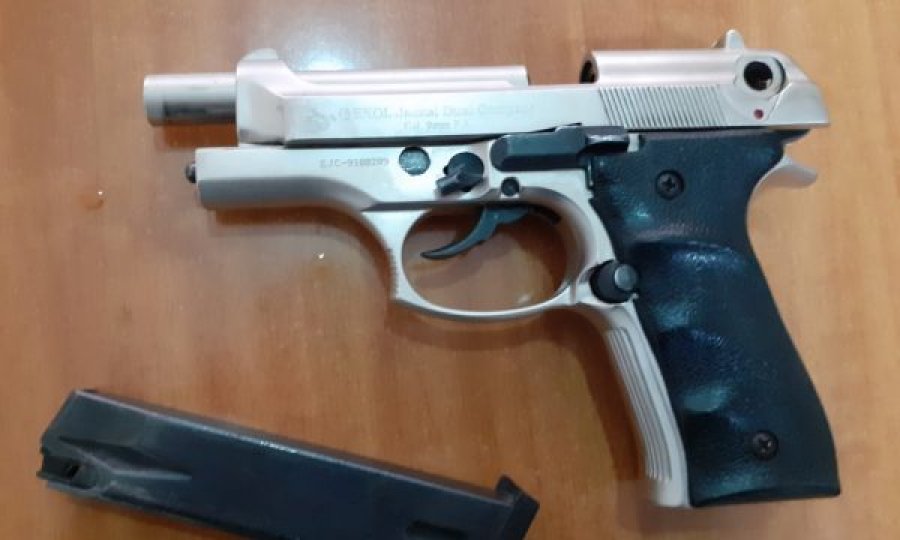 Intervistohet 19-vjeçari që mbante armë në brez derisa ishte në një kafiteri në Ferizaj
