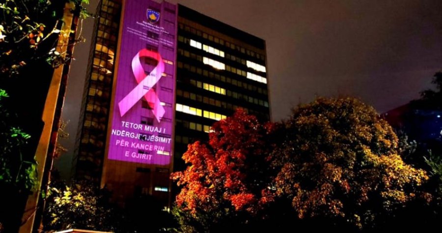 Qeveria ndriçohet me imazhin e simbolit të muajit të ndërgjegjësimit të kancerit të gjirit 