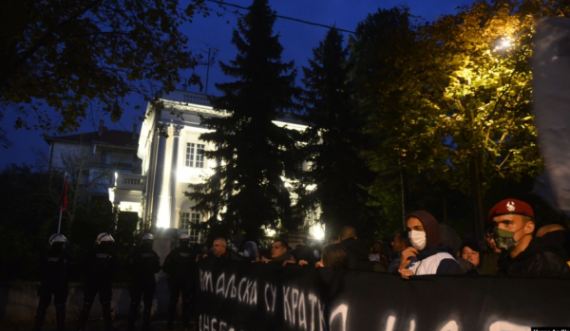 Protestues serbë me thirrje 'Kosova është zemra e Serbisë' përpara ambasadës së Shqipërisë atje