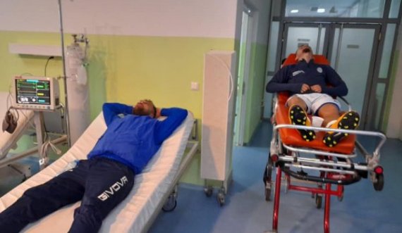 Dy futbollistë të Kikës përfundojnë në spital me këmbë e hundë të thyera, pas ndeshjes me Ferizajn