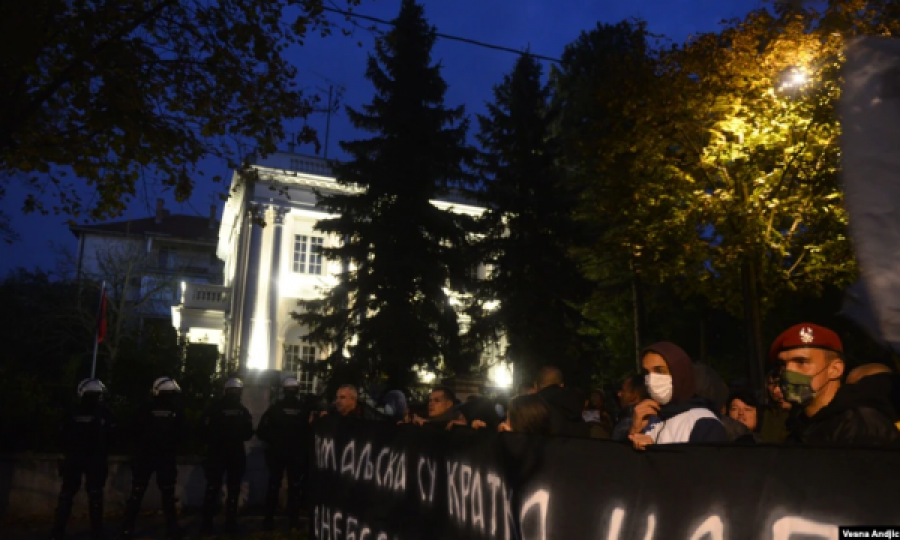 Protestues serbë me thirrje 'Kosova është zemra e Serbisë' përpara ambasadës së Shqipërisë atje