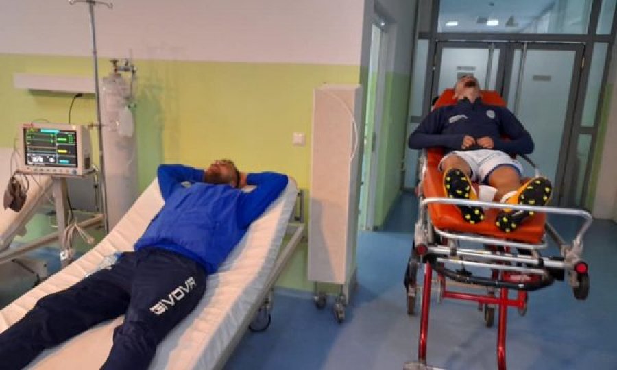 Dy futbollistë të Kikës përfundojnë në spital me këmbë e hundë të thyera, pas ndeshjes me Ferizajn