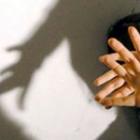 Gruaja përdhunohet në trenin e mbushur me pasagjerë, askush nuk e ndihmoi
