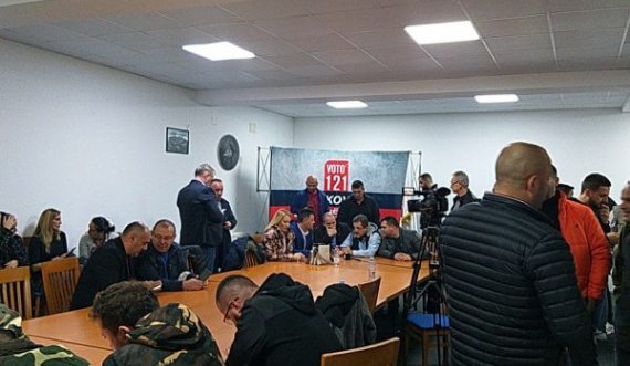Atmosfera brenda zyreve të AAK’së në Gjakovë pas Exit Poll-eve