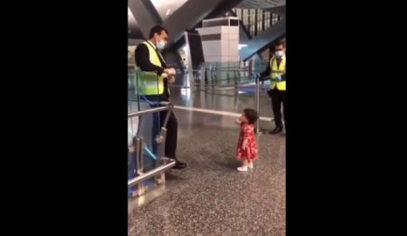 Merr leje për t’i dhënë një përqafim lamtumire tezes në aeroport, vogëlushja ‘fiton’ zemrën e publikun me gjestin e sjellshëm