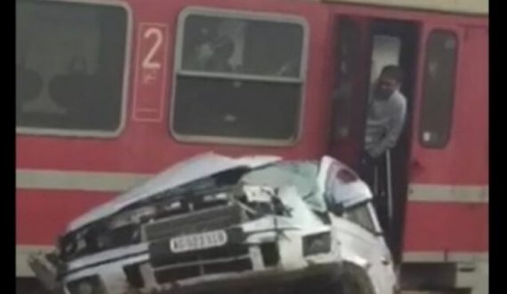 Publikohen pamje të tmerrshme: Ja çka i bëri treni makinës në Klinë (Foto)