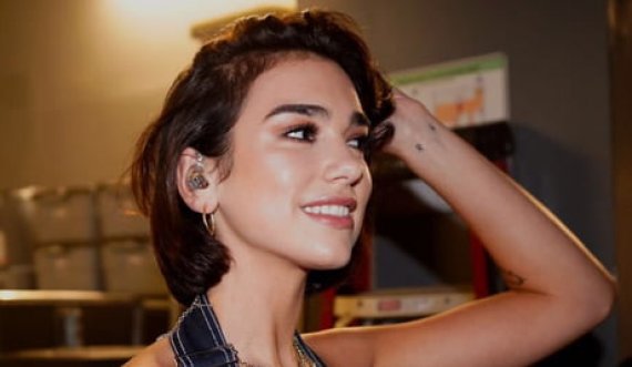 Dua Lipa guxon shumë, e nxjerr gjoksin “n'shesh”