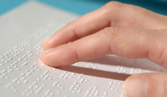 Me ndihmën e alfabetit Brail, për herë të parë votojnë edhe të verbërit