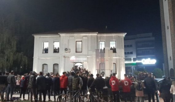 Përkrahësit e LDK-së mblidhen në numër të madh para selisë në Gjilan