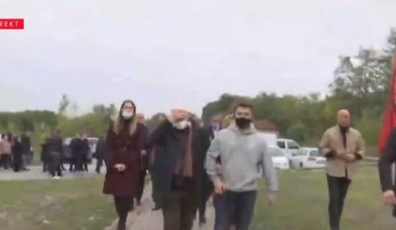 Me flamur kombëtar, familja Jashari del për të votuar