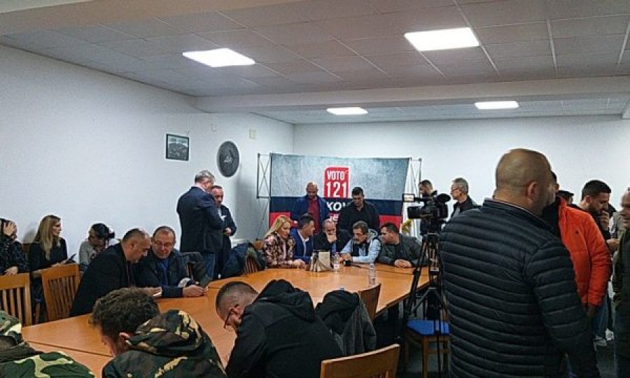 Atmosfera brenda zyreve të AAK’së në Gjakovë pas Exit Poll-eve
