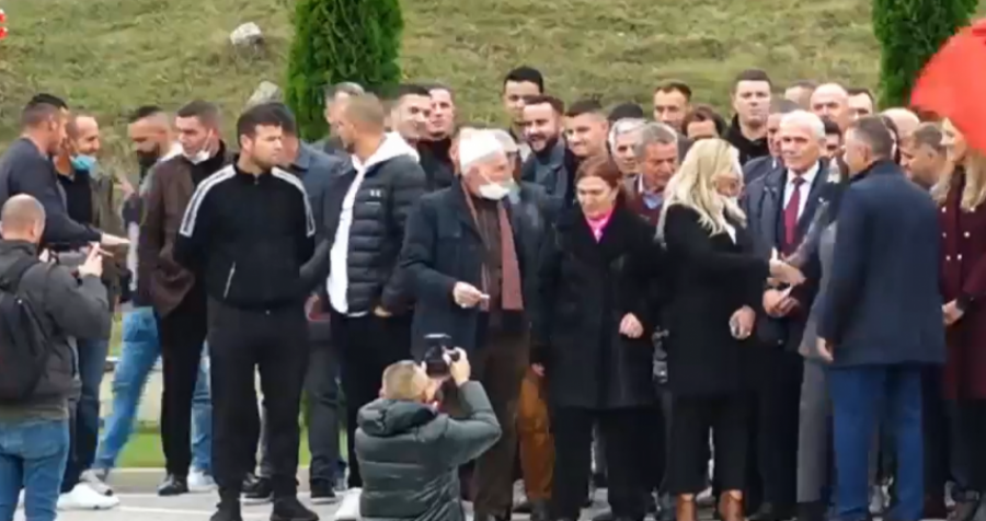 Para votimit familja Jashari bën homazhe në Prekaz