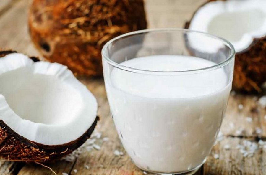 Këto janë benefitet që sjellë qumështi i kokosit