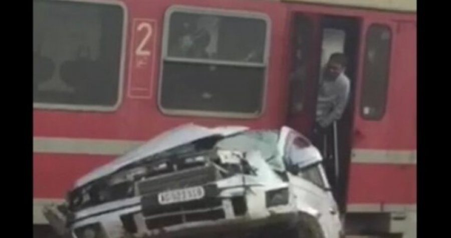 Publikohen pamje të tmerrshme: Ja çka i bëri treni makinës në Klinë (Foto)