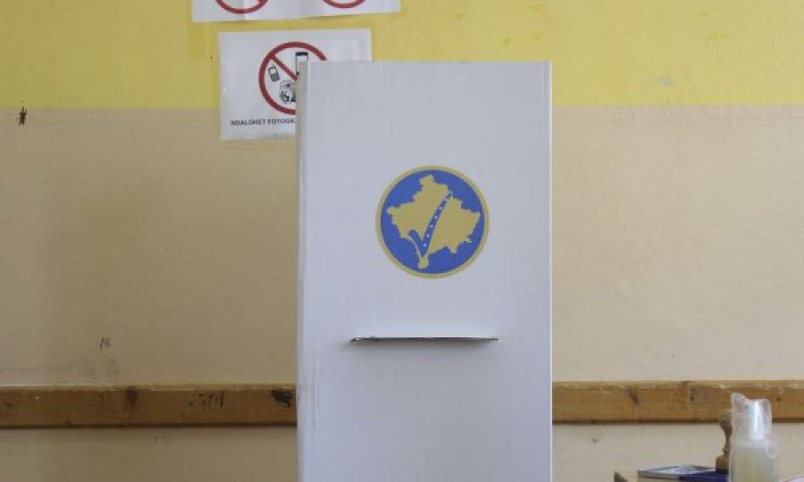 Një person ka fotografuar votën në një qendër të votimit, ndalohet nga Policia