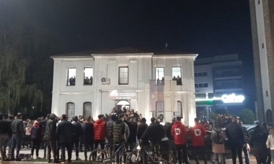 Përkrahësit e LDK-së mblidhen në numër të madh para selisë në Gjilan