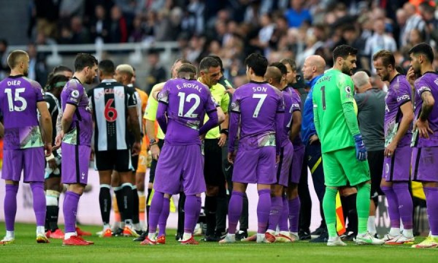 Ndeshja Newcastle – Tottenham u ndërpre përkohësisht për shkak të një emergjence mjekësore