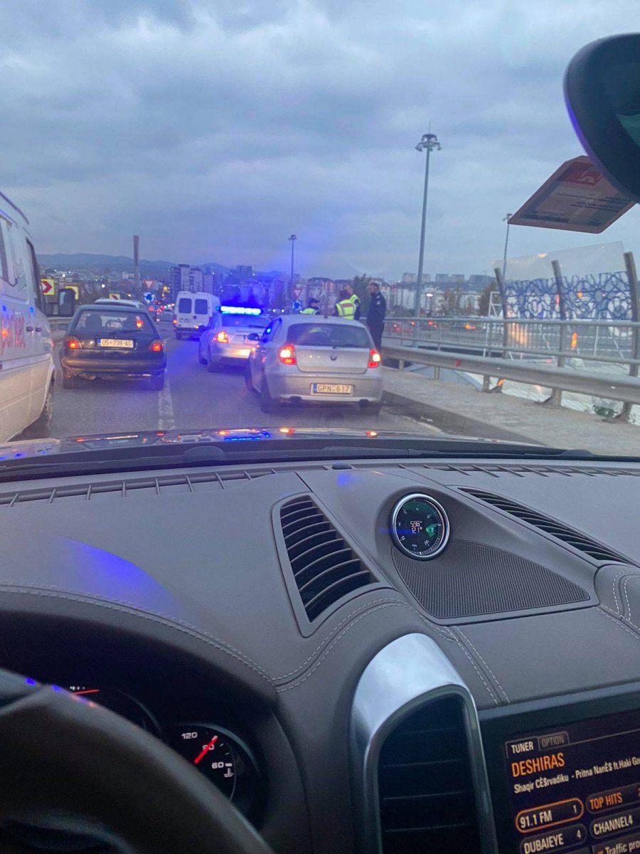 Policia bllokon rrugën tek rrethrrotullimi kryesor