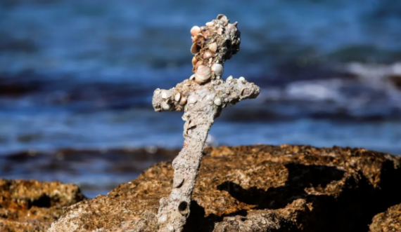 Zhytësi gjen në fund të detit shpatën 900-vjeçare nga koha e Kryqëzatave