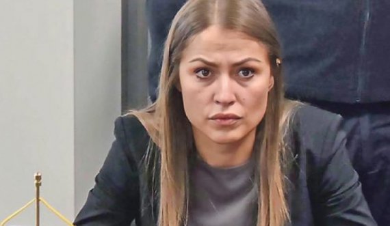 Skandali i zyrtares së arrestuar , dalin fotografitë që ia kishte dërguar një ministri