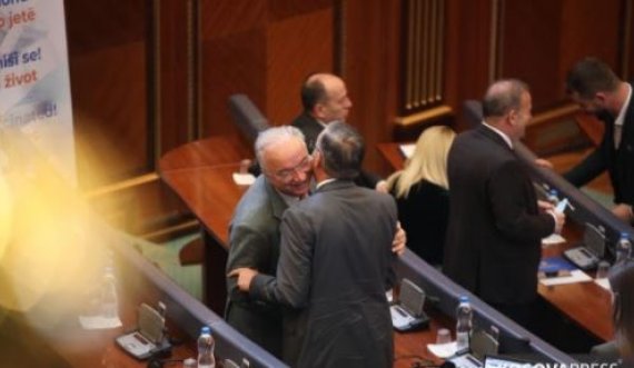 Bedri Hamza pritet me përqafime nga deputetët në Kuvend pas fitores në Mitrovicë