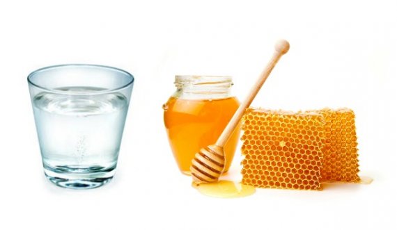 Përfitimet shëndetësore të pirjes së ujit të ngrohtë me mjaltë