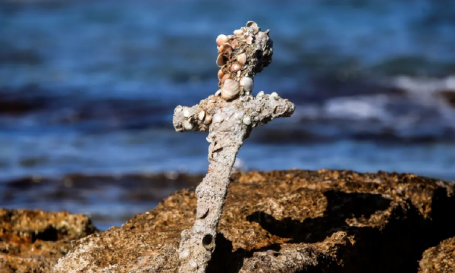 Zhytësi gjen në fund të detit shpatën 900-vjeçare nga koha e Kryqëzatave