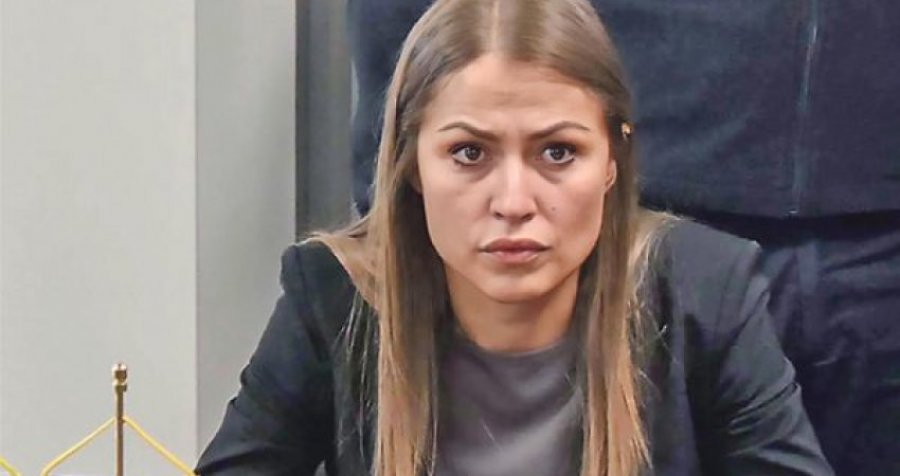 Skandali i zyrtares së arrestuar , dalin fotografitë që ia kishte dërguar një ministri